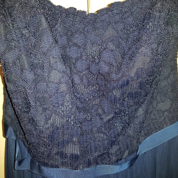 DAVID's BRIDAL // Bridesmaid Dress in Marine - Picture 4 of 6